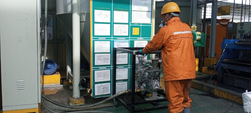 Teknisi PT Arsindo dengan APD lengkap mengoperasikan pompa AODD Yamada skid-mounted untuk transfer cairan proses di area reverse osmosis fasilitas industri
