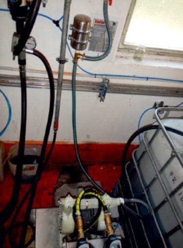 AODD Yamada di stasiun dispensing IBC dengan slang transfer dan ball valve