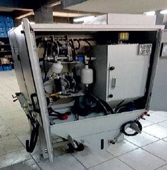 Skid AODD Yamada dalam kabinet baja dengan panel kontrol terpasang