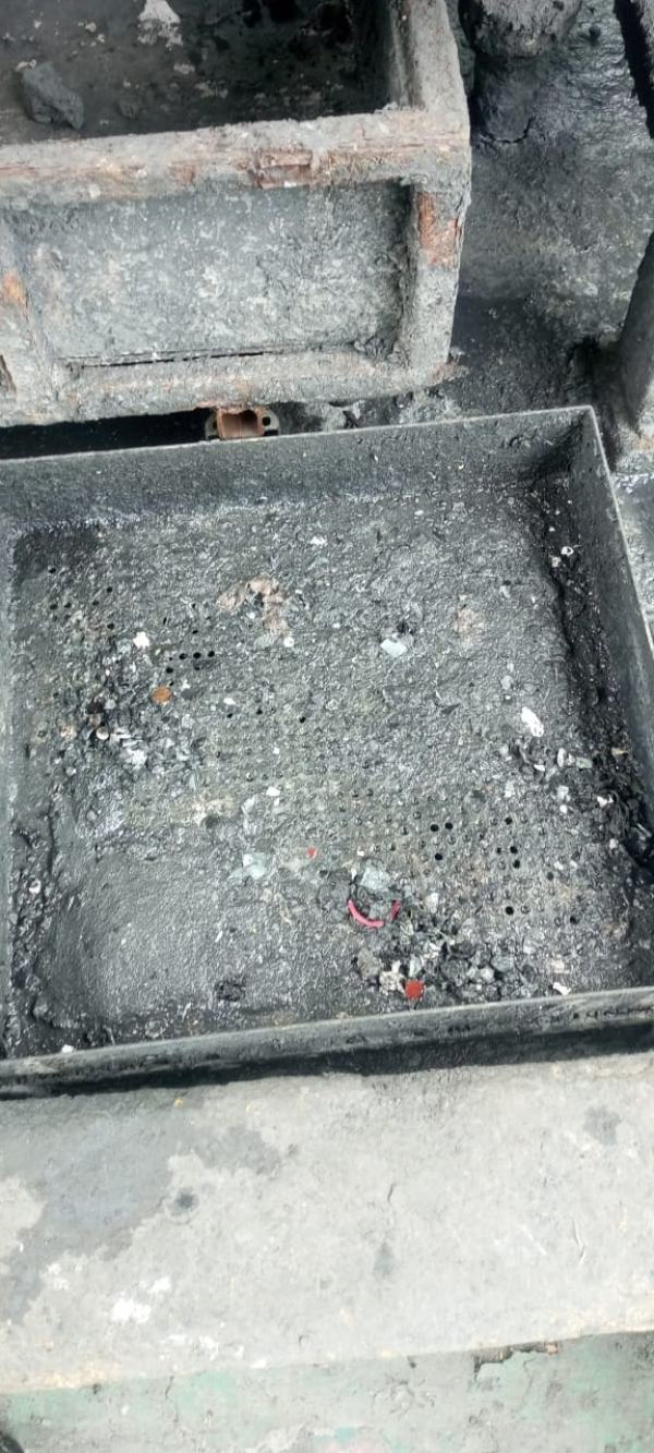 Pit sump mesin berisi lumpur, coolant bekas, dan gram logam yang dievakuasi menggunakan pompa AODD Yamada di lantai produksi