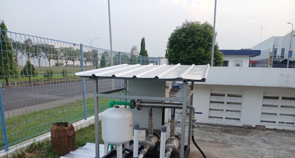 Rental booster pump package dua unit di atas skid galvanis dengan pressure tank dan kanopi di pabrik Autoliv Cikarang