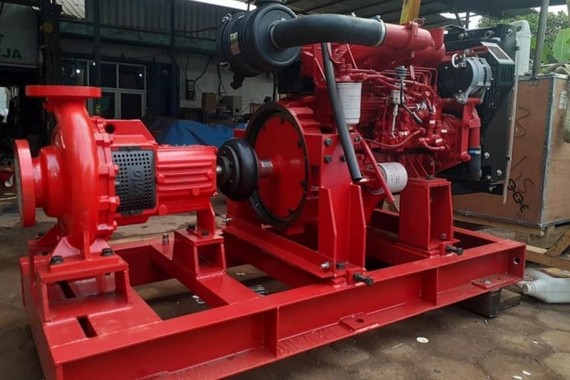Fire pump WITANABE penggerak diesel di atas baseframe merah