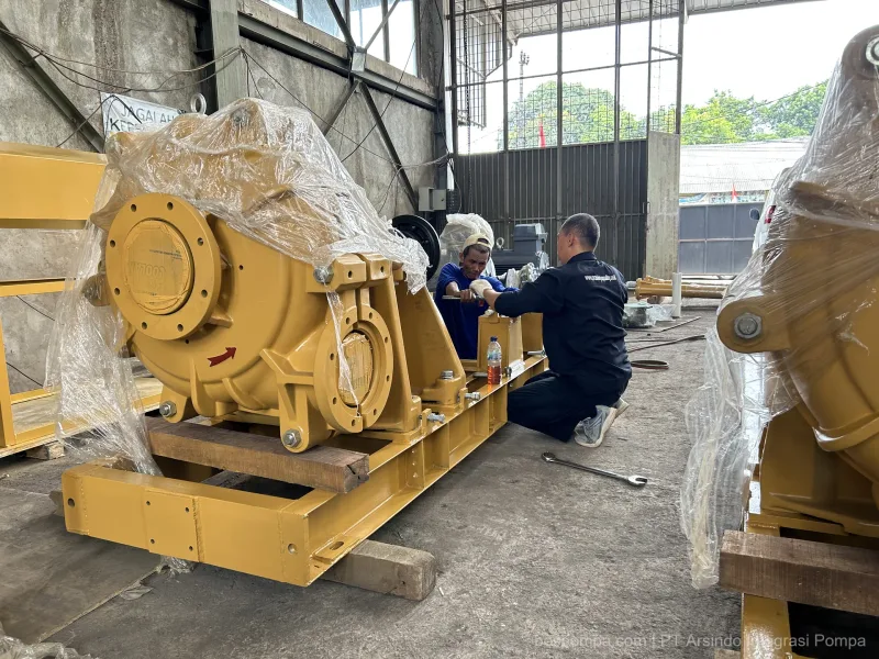 Tim maintenance Arsindo melakukan repair pompa di lapangan
