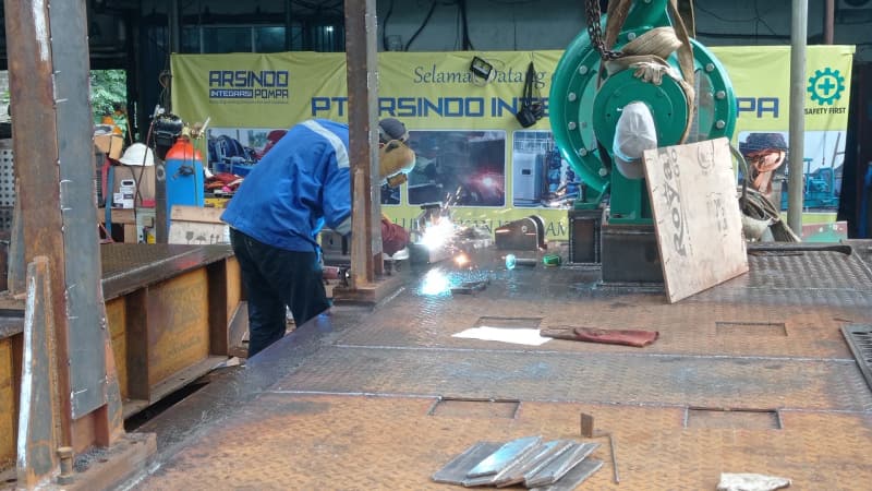 Pengelasan pipe spool di workshop fabrikasi Arsindo