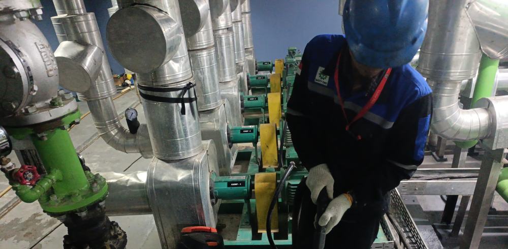 Teknisi PT Arsindo memeriksa deretan pompa condenser water pump CWP-1 sampai CWP-5 sistem HVAC di ruang pompa Gedung Pusintek Jakarta Pusat
